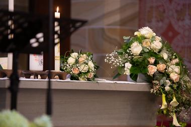 13_AltarmitBlumenschmuck.jpg